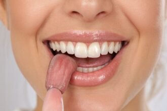 Ursachen und Behandlung von weißem Belag auf der Zunge: Was Sie wissen sollten